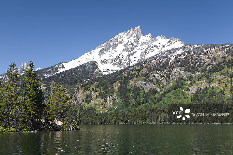 珍妮湖和雪山图片素材