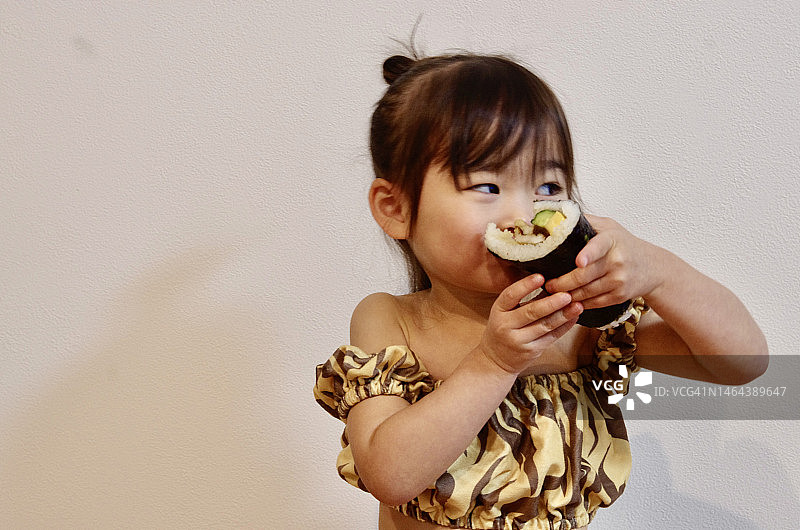 小孩在节分吃惠方卷图片素材