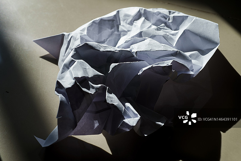 有光影复制空间的皱纸纹理图片素材