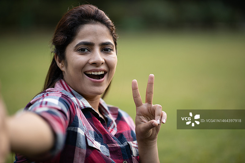年轻女子自拍素材照片图片素材