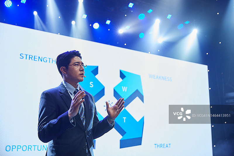 男人在研讨会上进行商务演讲图片素材