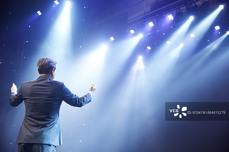 强光下发表演讲的中年商人图片素材