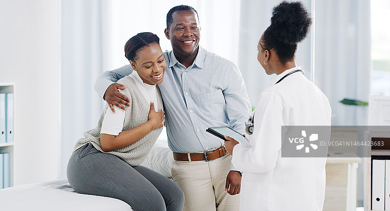 不孕症医生为黑人妇女提供医疗服务，妇科咨询，患者喜笑颜开图片素材