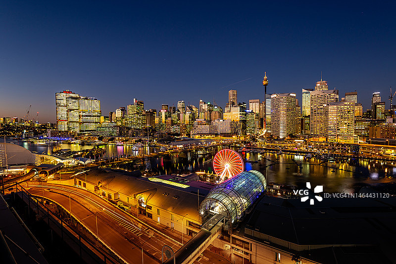 悉尼摩天大楼在日落时分的蓝色时刻亮灯图片素材