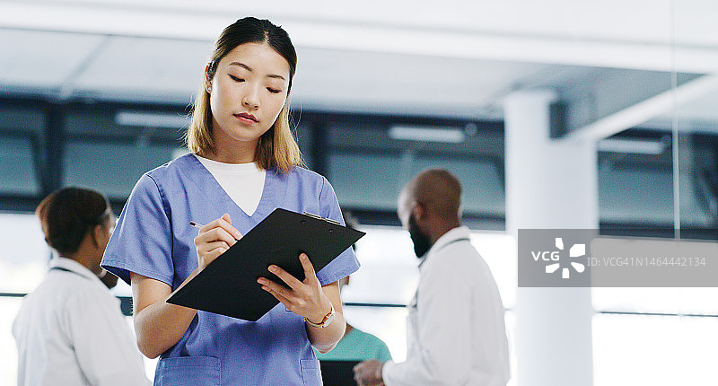 医疗：护士填写医院文件和保险单。医疗保健、清单和剪贴板图片素材