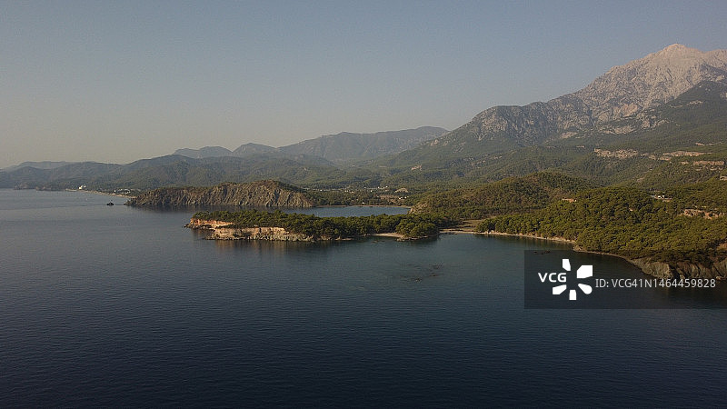 海岸线和塔赫塔勒达伊山的无人机视角图片素材