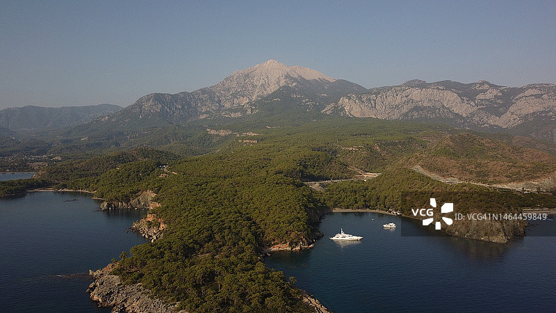 无人机拍摄的切内特科尤海湾和塔赫塔勒达伊山图片素材