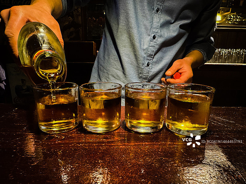 酒保提供烈酒图片素材