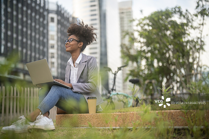 正在看书的拉丁裔女大学生图片素材