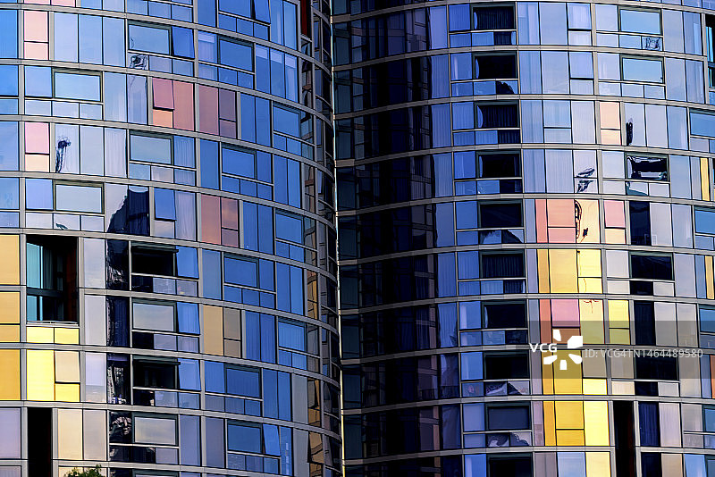 中央商务区高层建筑方形窗户上的日落倒影图片素材