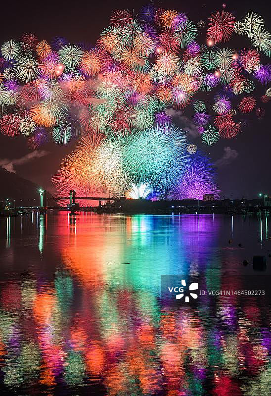 印度尼西亚夜间烟花汇演的低角度视图图片素材