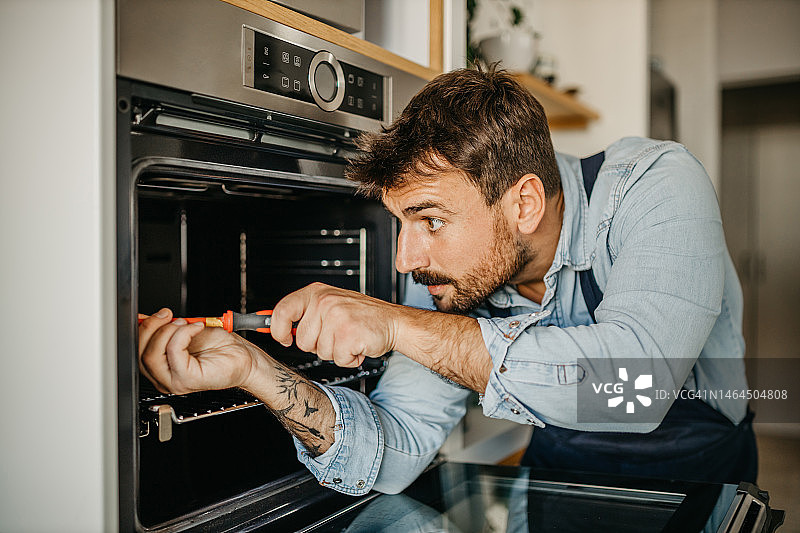 专业勤杂工正在修理图片素材