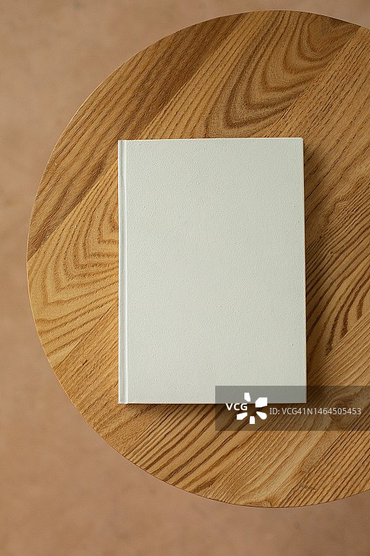 俯视拍摄：印度尼西亚南苏拉威西岛木桌上的空木箱图片素材