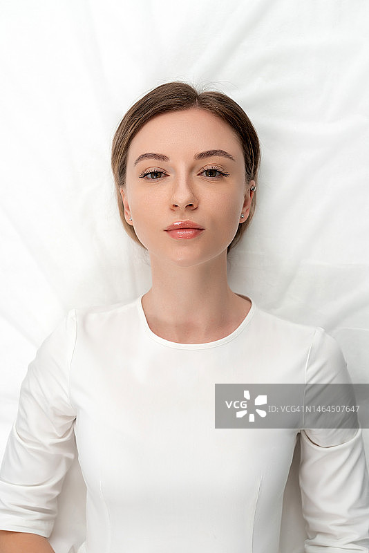 年轻女子在水疗中心放松身心的特写图片素材