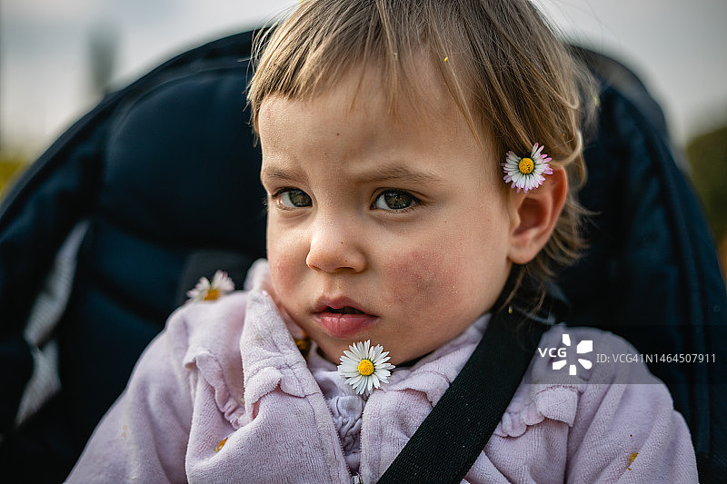 头发蓬松、头戴小花的儿童特写图片素材