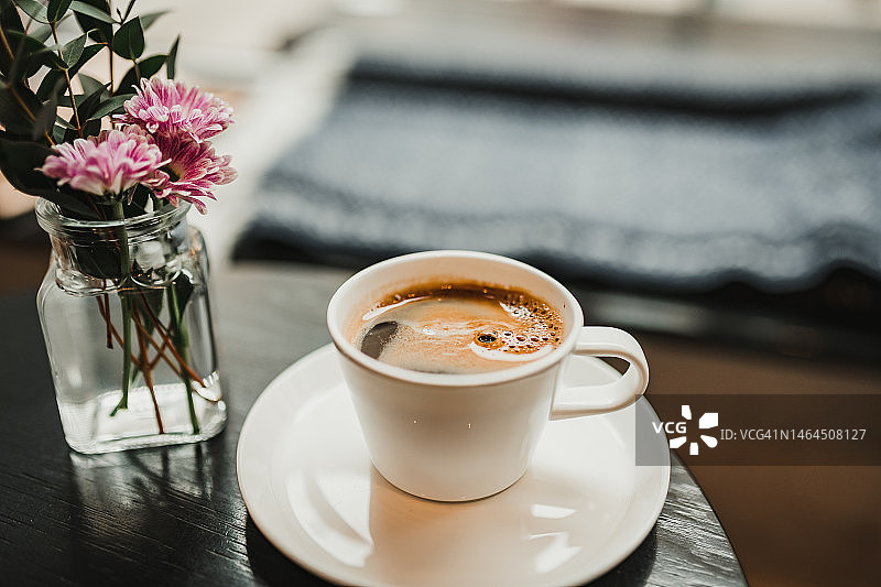 拉脱维亚耶尔加瓦的桌上咖啡杯特写图片素材