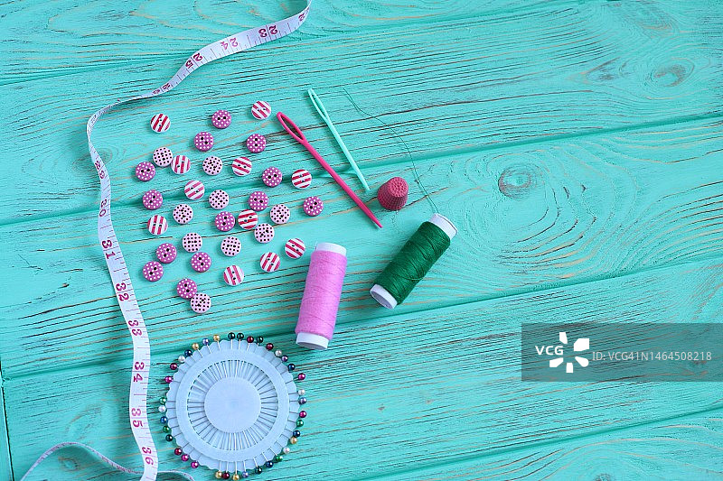 木桌上的缝纫套装（西班牙），留白图片素材