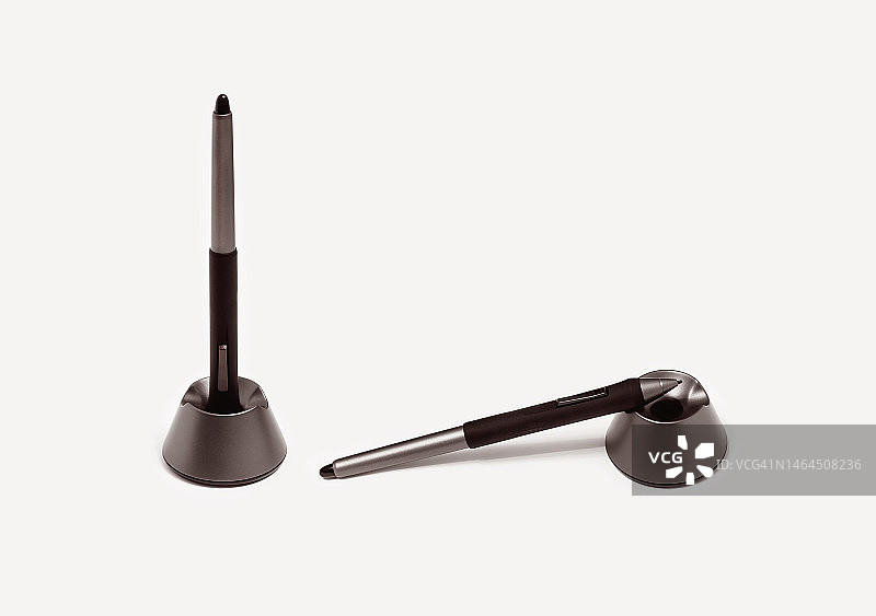 绘图板的数位笔在支架上，隔离集图片素材
