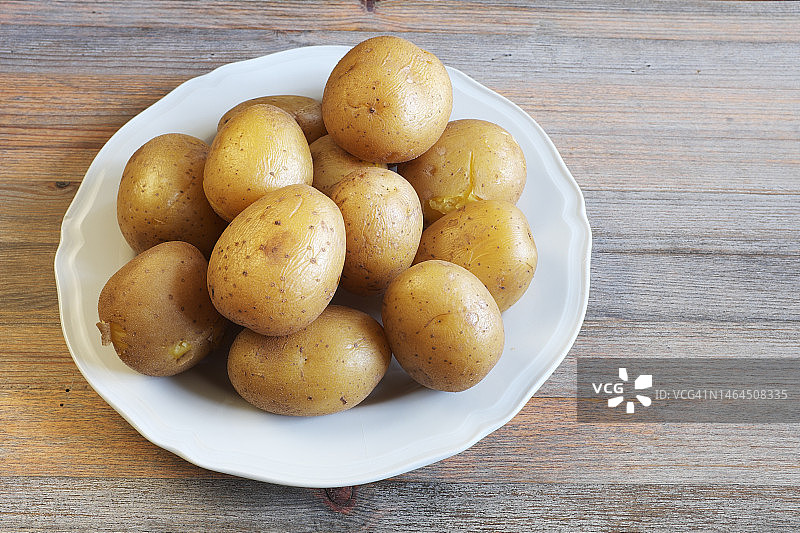 盘中带皮水煮土豆，芬兰图片素材