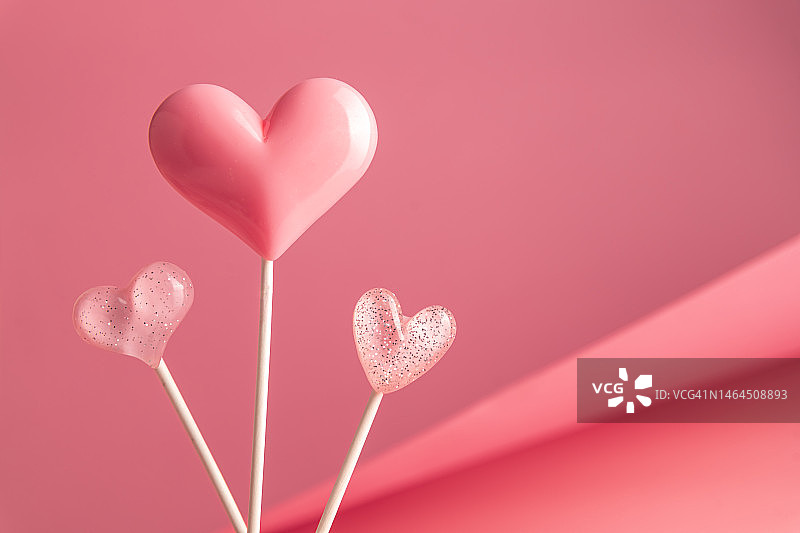 三个粉色情人节心形棒棒糖图片素材