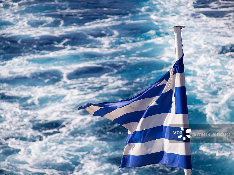 海浪中带有希腊国旗的船只图片素材
