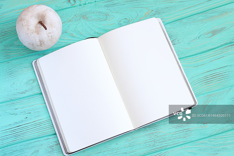 西班牙木桌上打开的空白笔记本图片素材