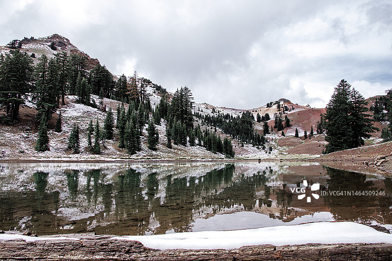 美国拉森火山国家公园的雪山湖图片素材