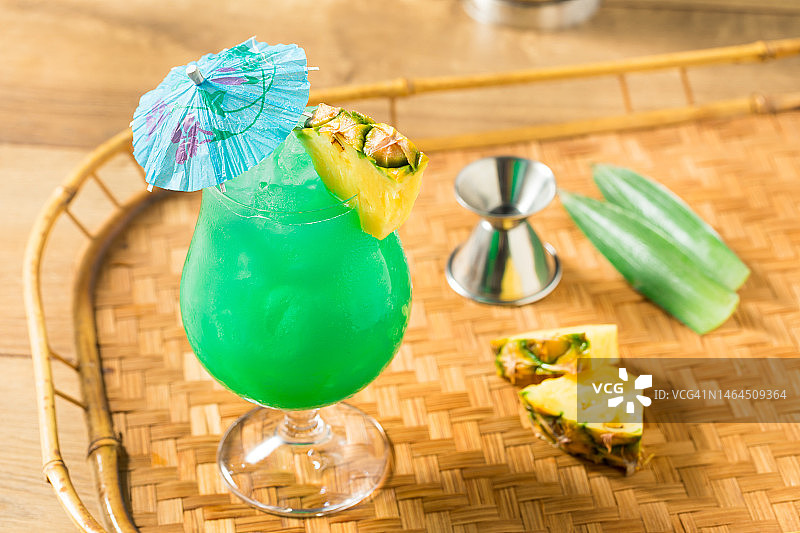 美国：餐桌上的玻璃杯饮品俯视图图片素材