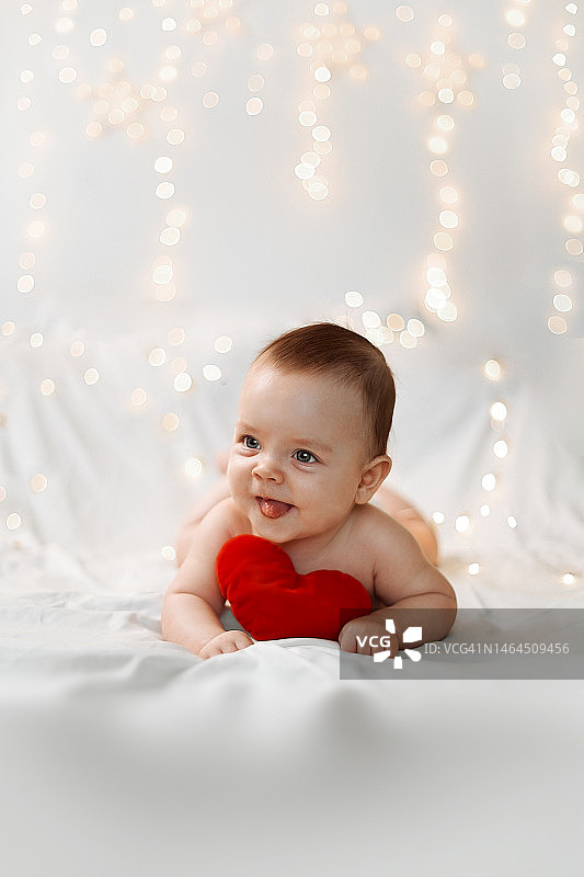 手拿红心的可爱婴儿图片素材