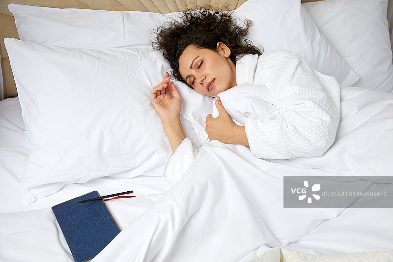 床上的女人图片素材