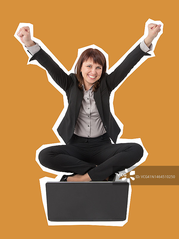 坐着使用笔记本电脑的年轻微笑女商人图片素材