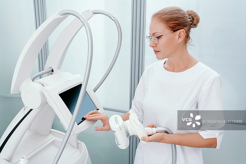 按摩师准备进行硬件LPG按摩图片素材