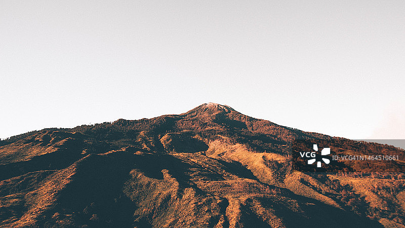 晴空下的山峰低角度景观图片素材