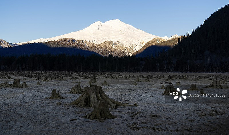从贝克湖看贝克山东侧图片素材
