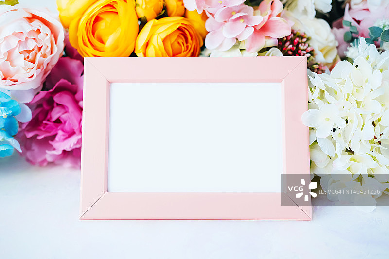鲜花背景上的空白纸张相框图片素材
