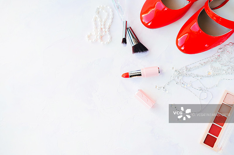 化妆品、珠宝和亮面鞋子图片素材