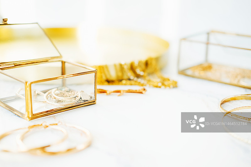 领奖台和盒子里的黄金首饰图片素材