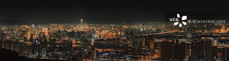 夜间城市照明建筑的高角度视图图片素材