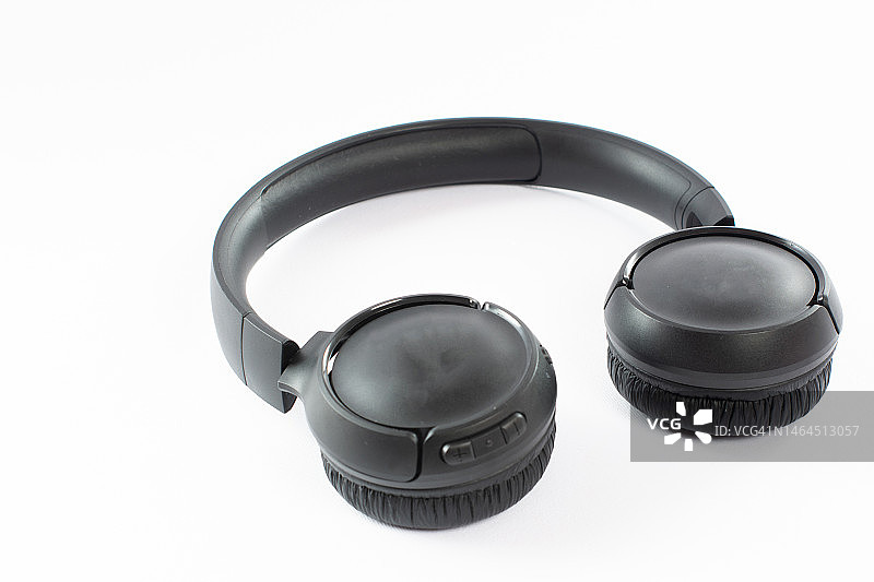 白色背景上的无线蓝牙耳机图片素材
