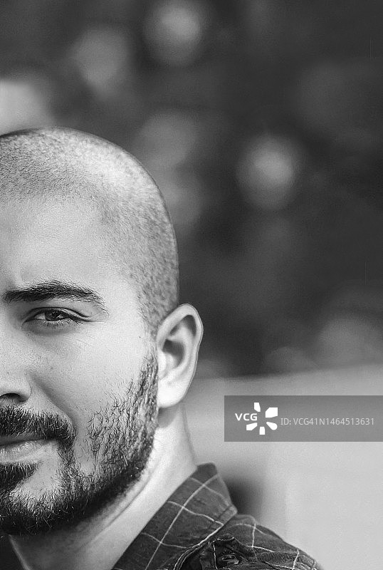 眼神迷人的有魅力男人黑白肖像图片素材