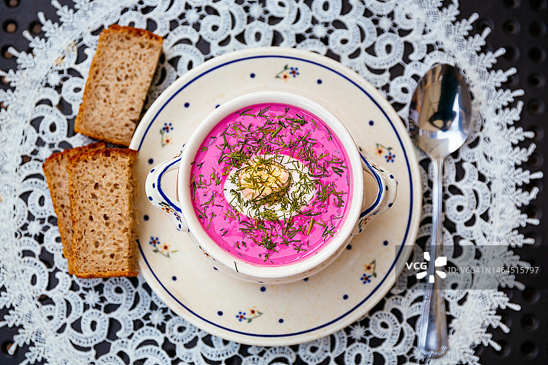 传统波兰冷甜菜汤Chlodink，高角度拍摄图片素材