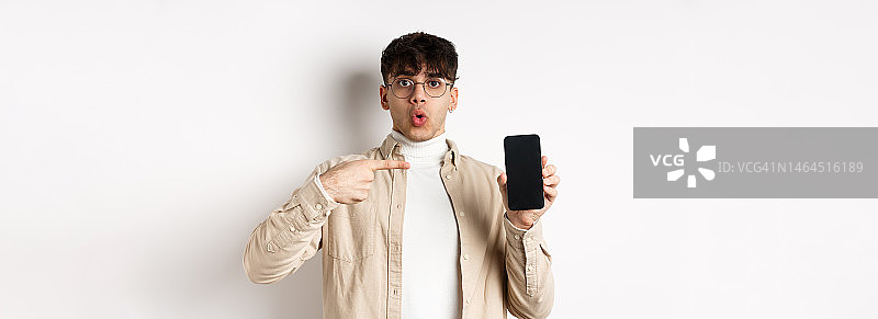 电商概念：指向手机的年轻男人图片素材