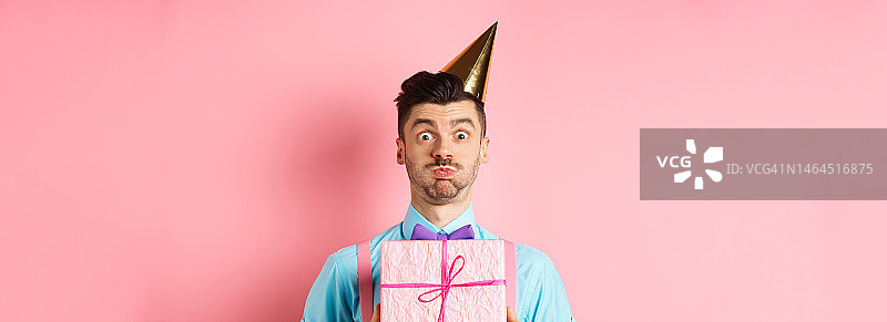 节日庆典：有趣的男人盯着镜头图片素材