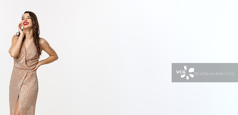 派对和庆祝概念：优雅女性的全身照图片素材