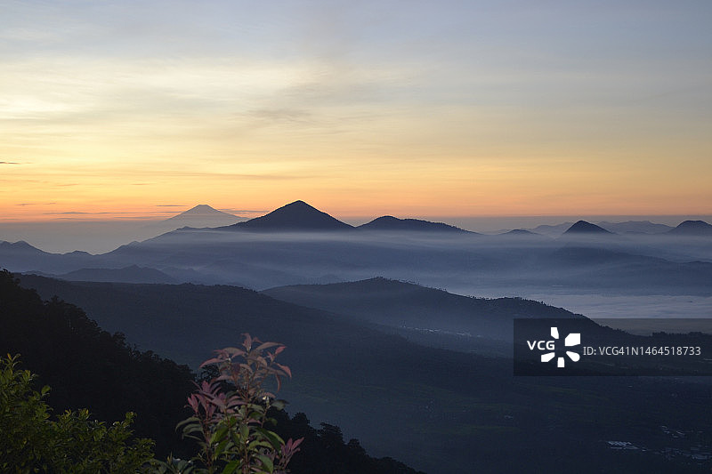 印度尼西亚伦邦公主山日落时分山脉剪影美景图片素材