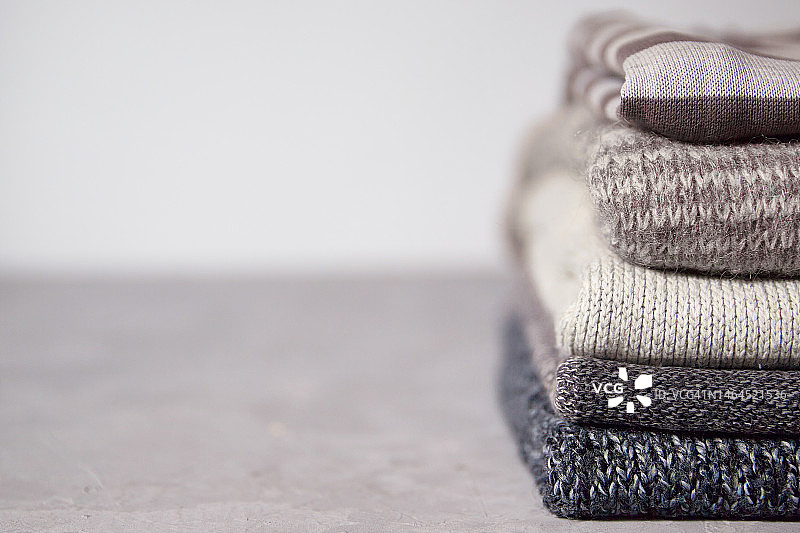 灰色背景上堆叠的灰色毛衣，俄罗斯图片素材