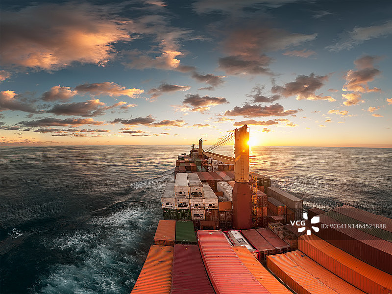 在公海或海洋上带有起重机的大型集装箱船图片素材