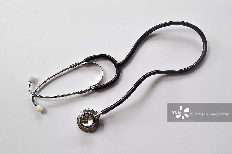 白色背景上的听诊器高角度视图,印度尼西亚图片素材
