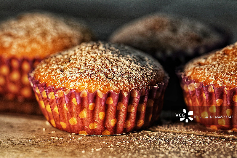 桌子上纸杯蛋糕的特写图片素材