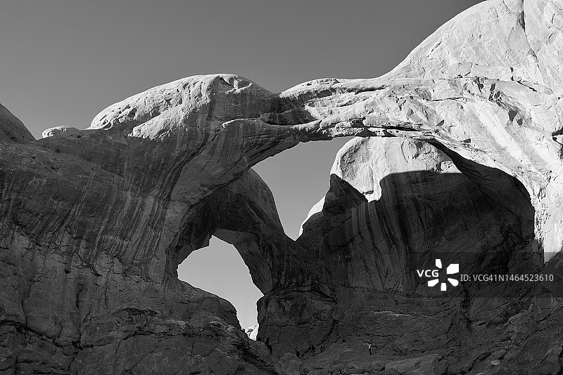 美国犹他州格兰德县天空下的岩层仰视景观图片素材